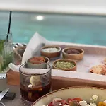 Charisma And Wellness Club מלון Plintri